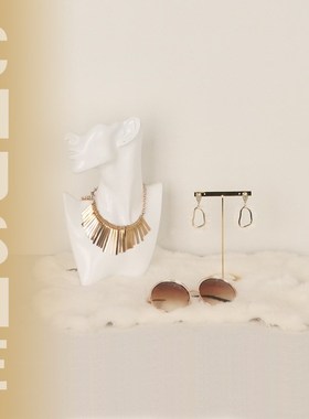 样板房展厅简约衣帽间衣服装饰品样板间女装外套围巾主卧衣柜软装