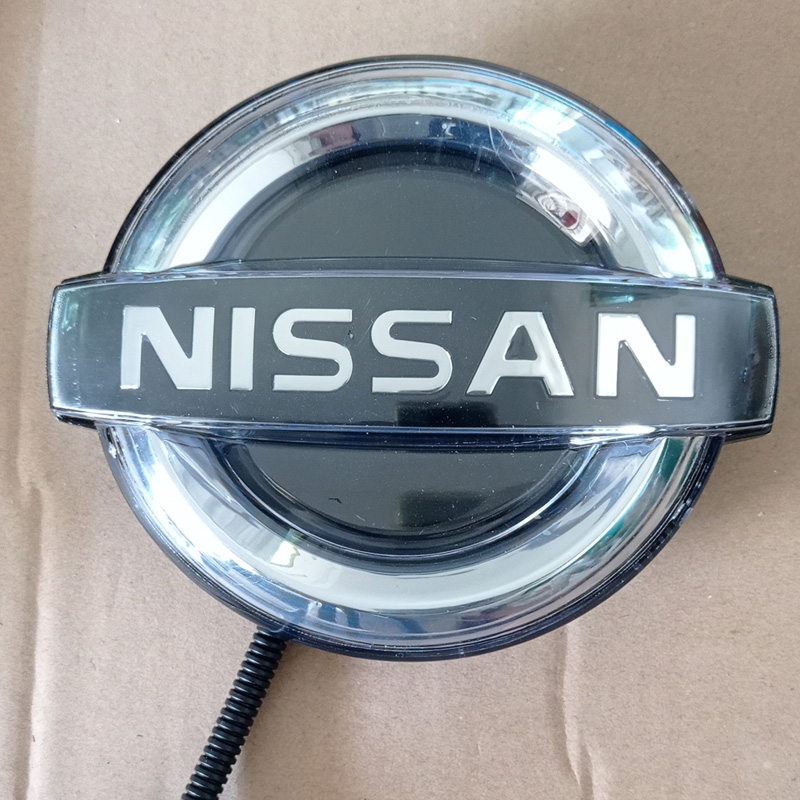 新款镜面动态流光LED车标灯迎宾天籁奇骏蓝鸟轩逸楼兰骐达中网灯