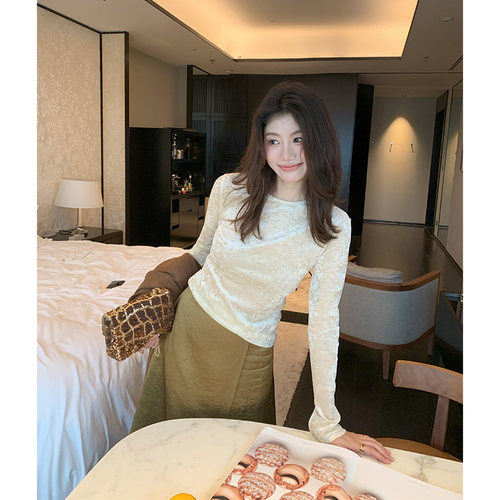 Alone Savor龙喜儿 轻奢钩花喇叭袖T恤磨绒圆领修身显瘦上衣Z914
