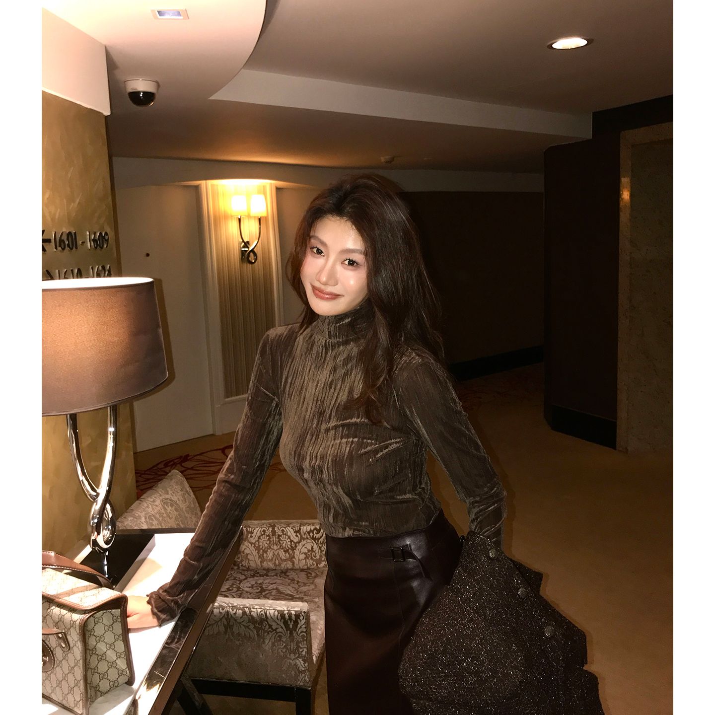 Alone Savor龙喜儿 设计感立领褶皱小衫长袖修身显瘦女士上衣J154