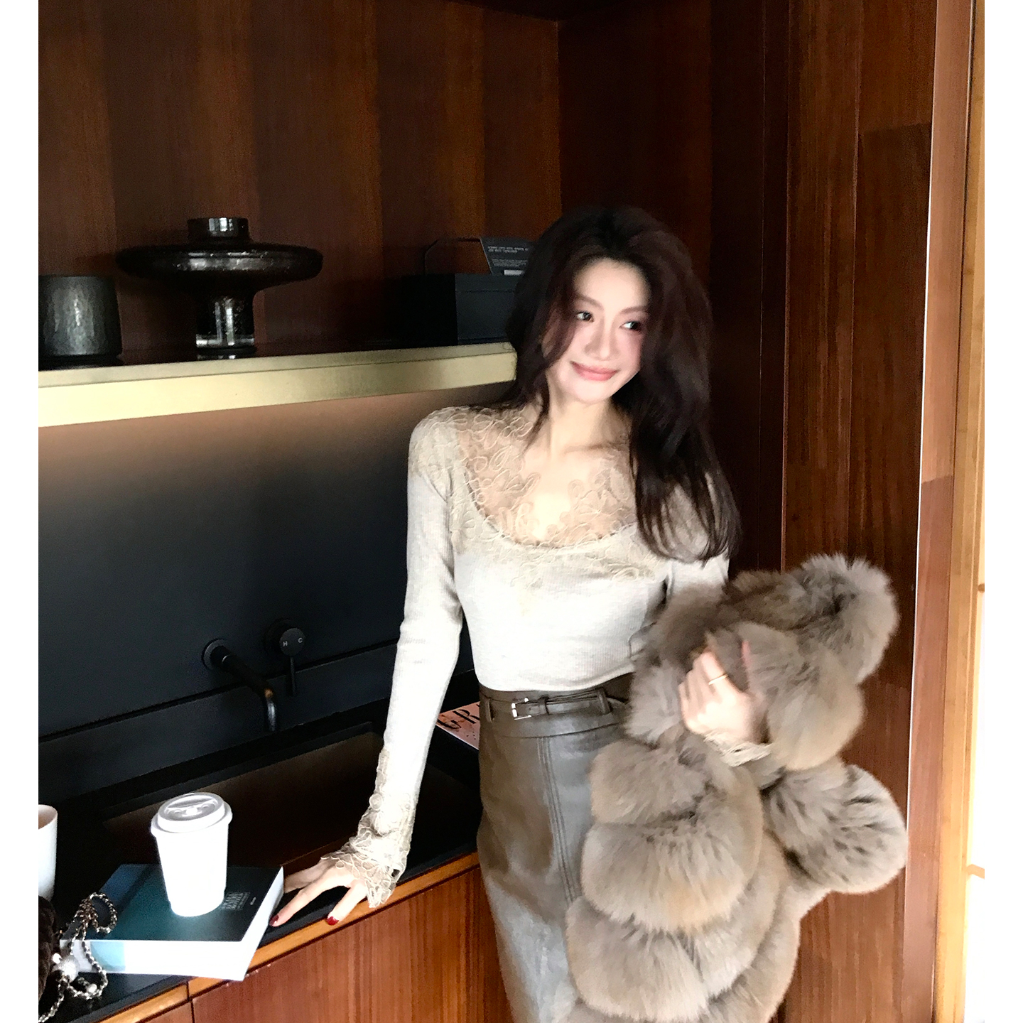 Alone Savor龙喜儿 优雅魅力V领蕾丝小衫花边长袖微透上衣女T656