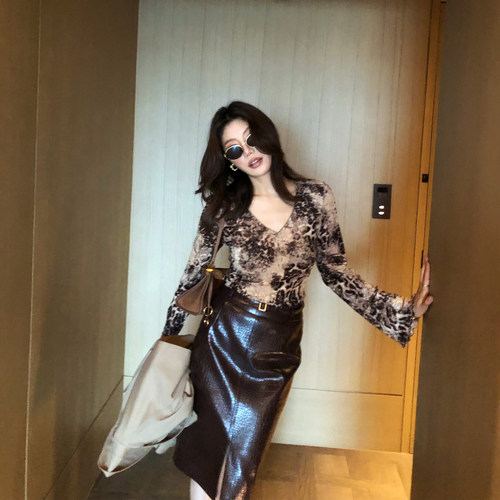AloneSavor龍喜儿 复古精致V领收腰豹纹喇叭袖女士上衣小衫L765