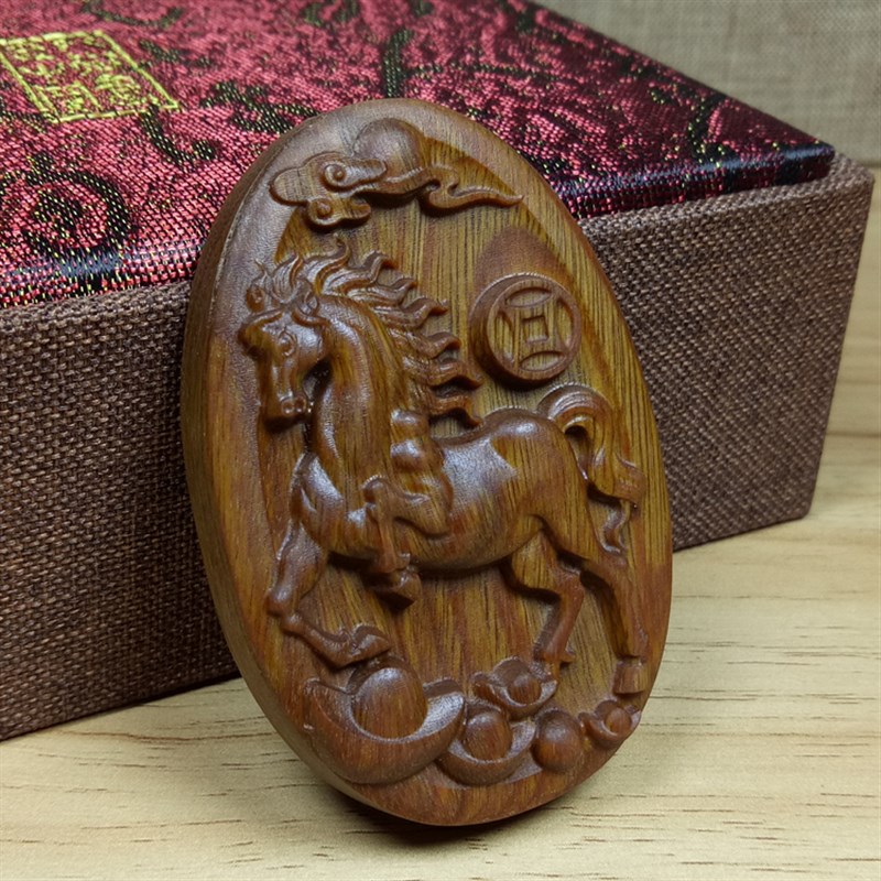 绿檀木雕生肖老鼠牛虎兔龙蛇马羊猴子鸡狗猪木头雕刻项链吊坠挂件