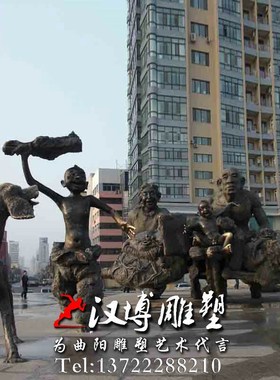民俗小品闯关东主题雕塑推车走西口一家人雕塑城市景观玻璃钢雕塑