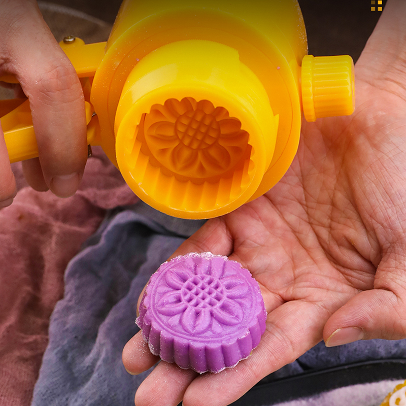 2021年新款月饼模具手压式绿豆糕点模型印具广式流心烘培家用冰皮