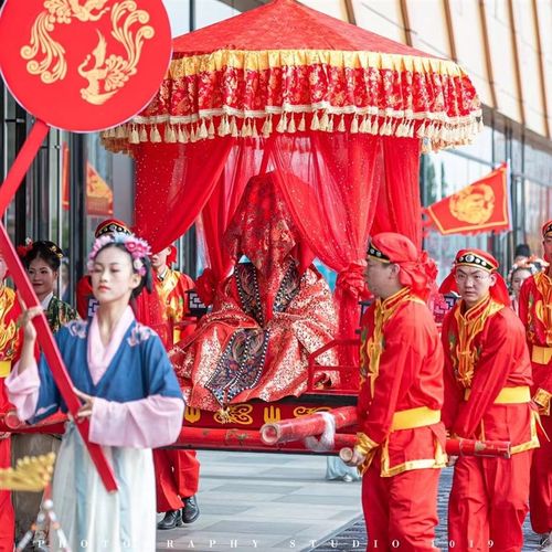 圆顶汉婚步撵中式婚礼唐明制凤撵可拆卸十六抬大花轿八抬描金木雕