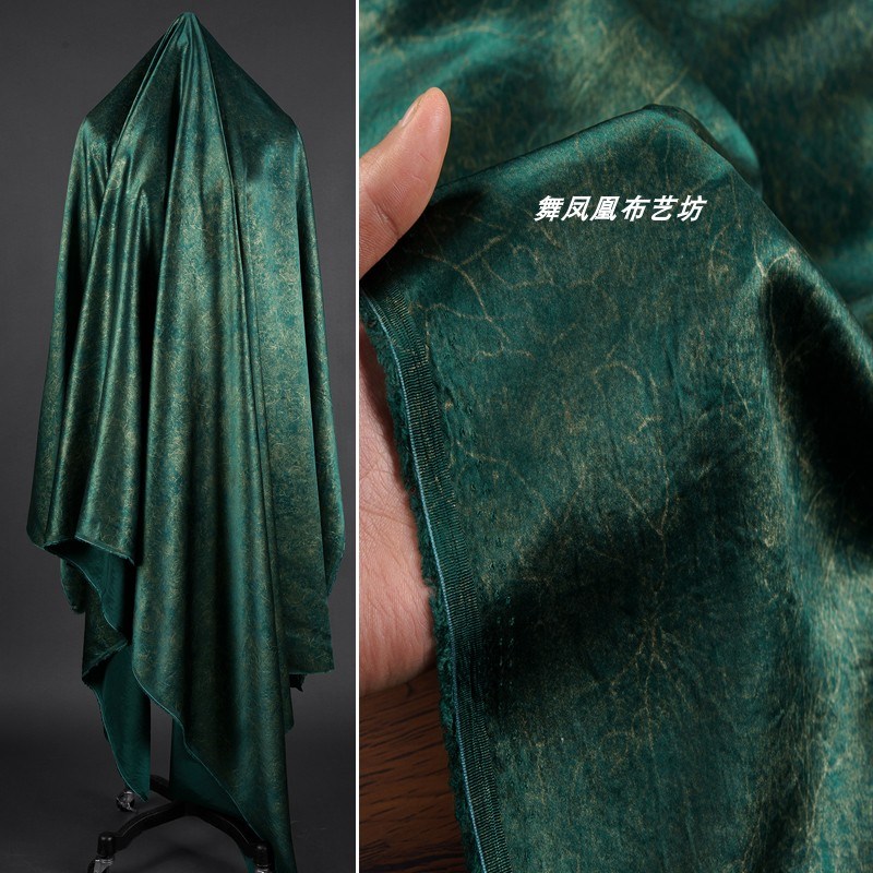 浓绿色 龟裂纹理真醋酸褶皱感面料 新中式礼服旗袍半身裙服装布料