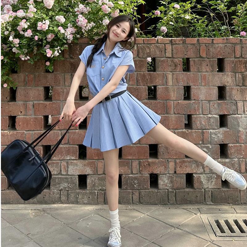 蓝条纹翻领衬衫连衣裙女夏季2025新款学院风气质收腰百褶短裙