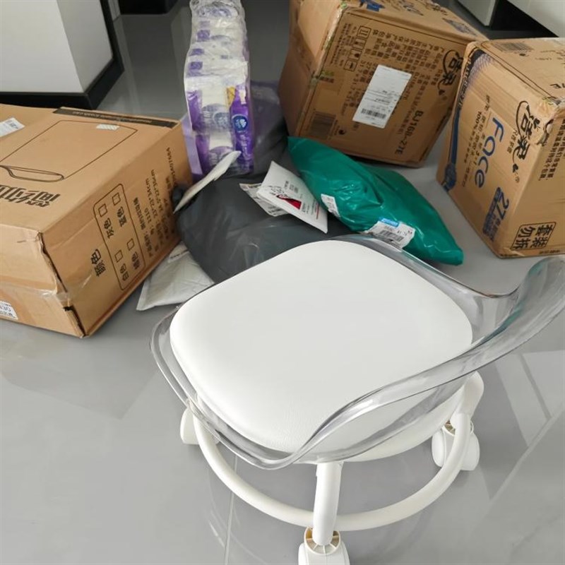 家用靠背小椅子滑轮矮凳万向轮小凳子儿童带轮子塑料靠背椅久坐