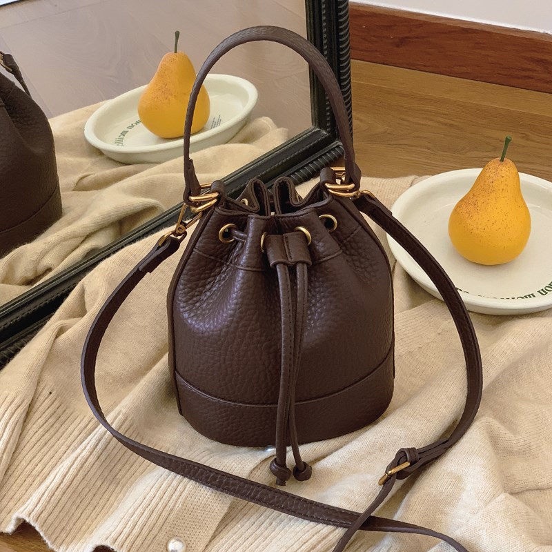 轻奢小众高级感包包女式2025新款超火简约手提水桶小包单肩斜挎包