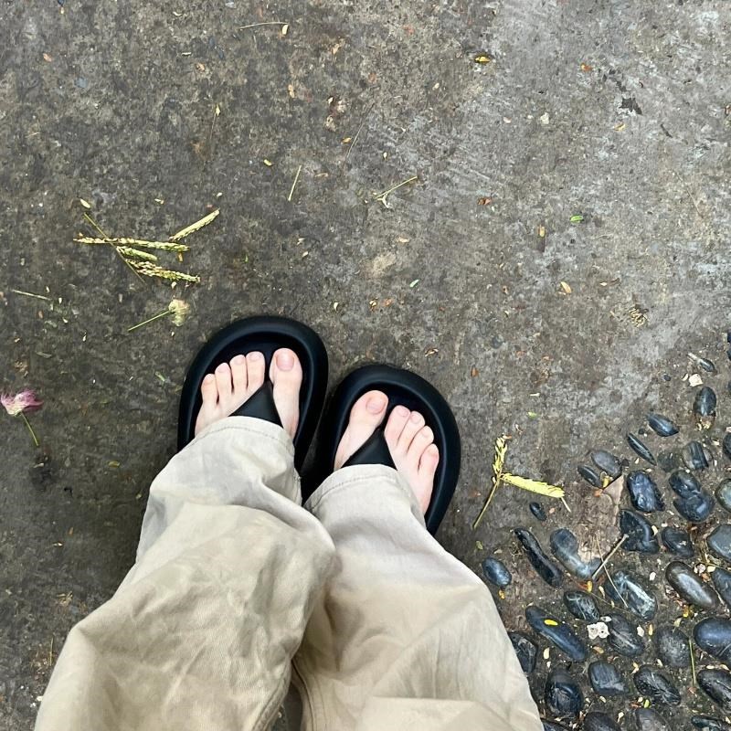 厚底人字拖女夏季2m024新款踩屎感外穿海边沙滩防滑防臭增高凉拖