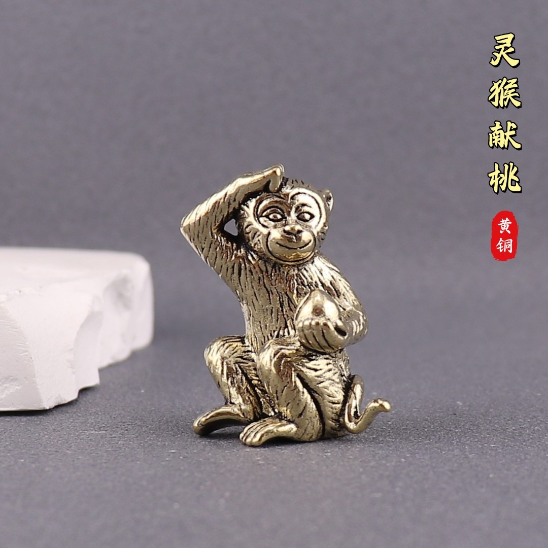 实心纯黄铜猴子献桃小摆件生肖可爱小猴子寿桃铜把件仿古铜雕铜器
