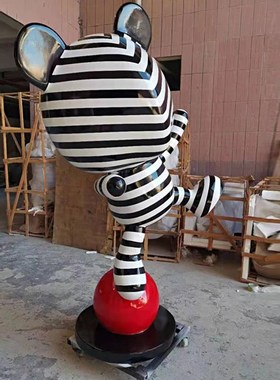 新品大型玻璃钢踩球熊落q地雕塑摆件酒店大堂售楼处楼梯拐角软装