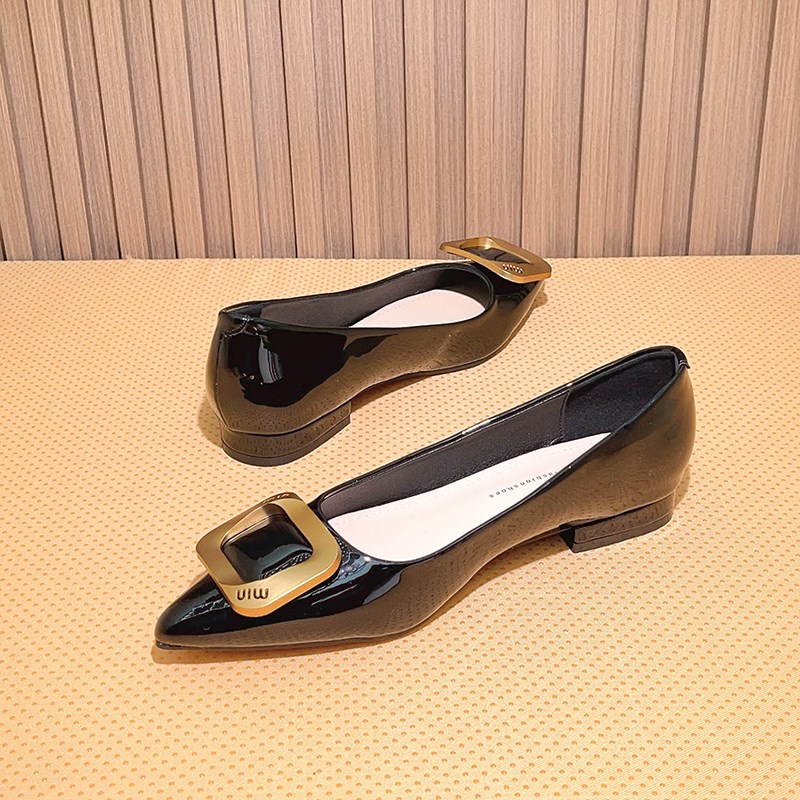 黑色职业通勤不累脚平底鞋女202C5年秋冬新款尖头方扣浅口低跟单