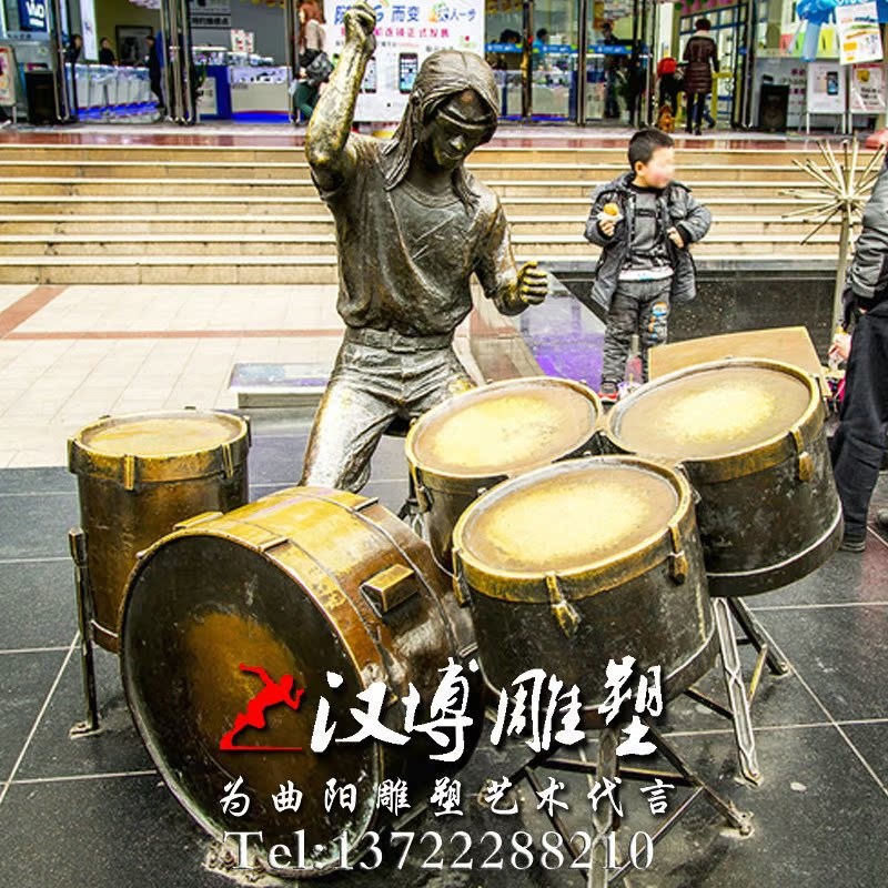 仿铜玻璃钢父女拉手步行人物雕塑海淮海路城市雕塑商业街装饰定制