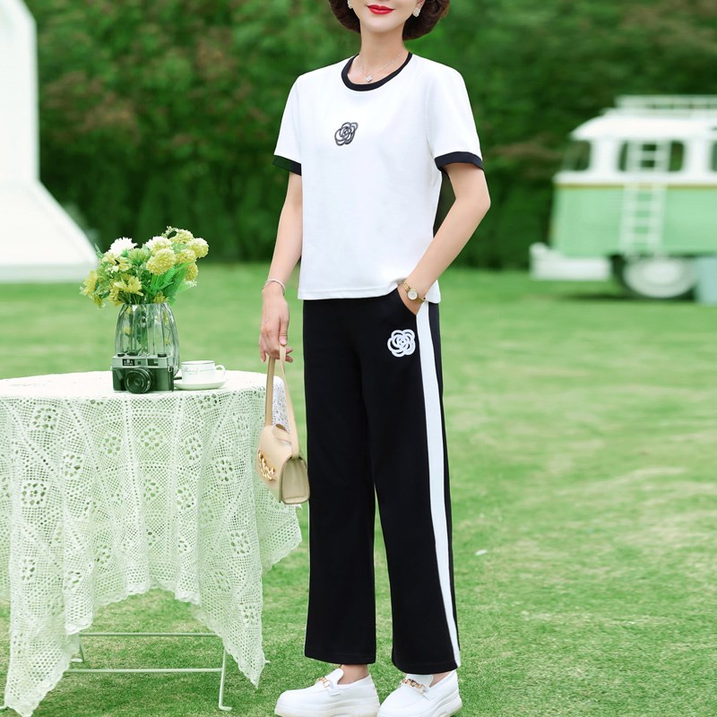 中年妈妈夏装运动服套装新款时髦洋气中老年女春秋休闲短袖两件套