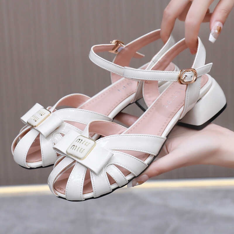 真皮包头凉鞋女款夏季百搭中跟一字带大码女鞋漆牛皮W粗跟妈妈鞋