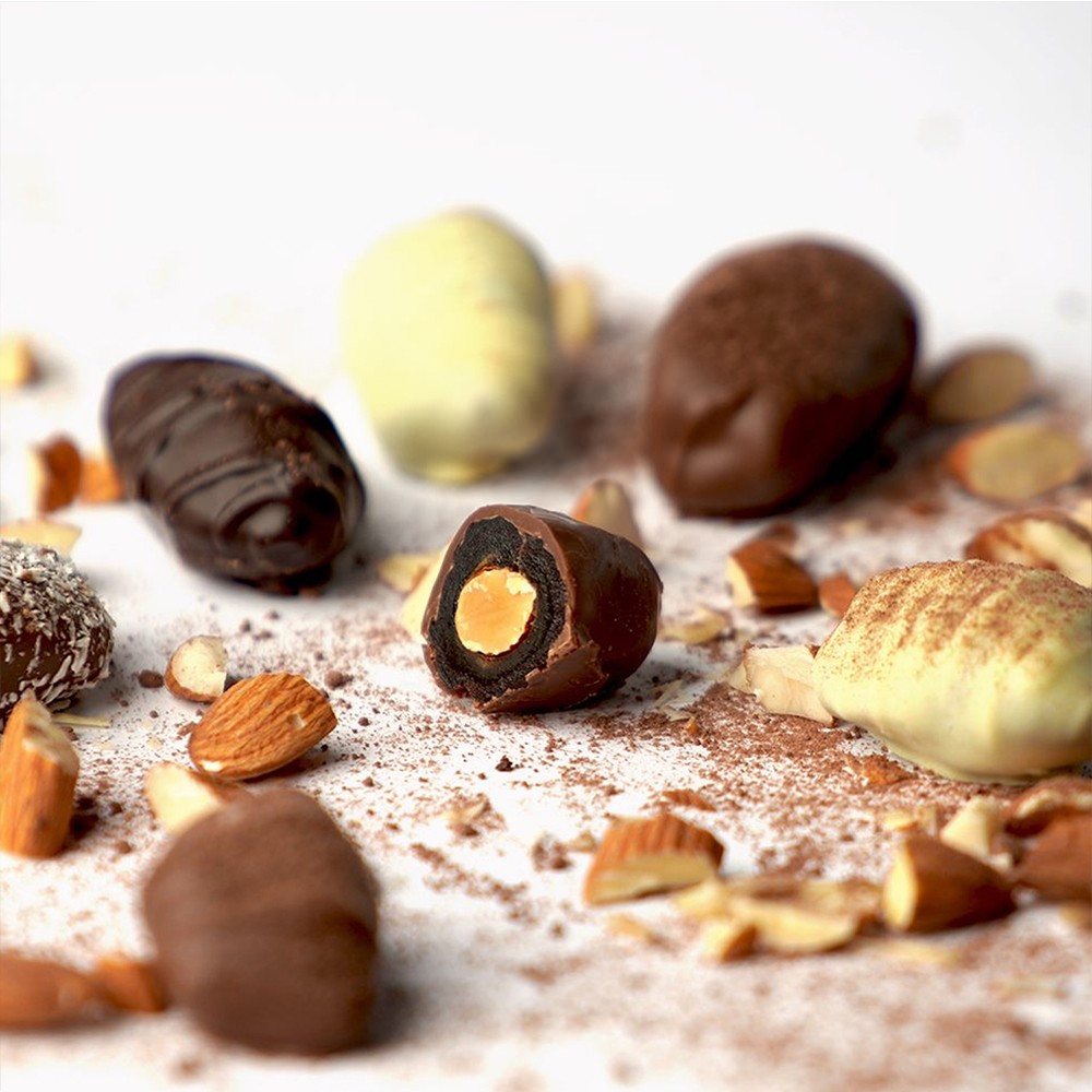 现货 迪拜特产Arabian混合牛奶椰蓉黑白巧克力椰枣夹心杏仁100g袋