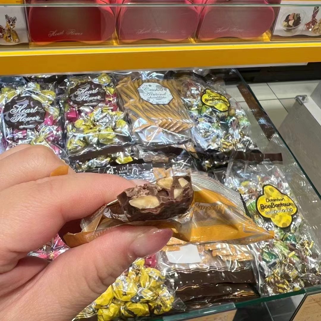 日本大阪 阪Minamoalley Dotombori道顿堀牛奶杏仁夹心棒棒糖巧克