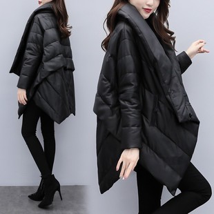 黑色pu皮斗篷外套2021新款女装冬宽松大码中长款羽绒服女显瘦加厚