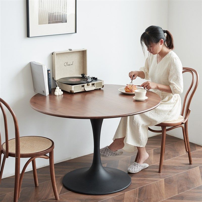 物应郁金香圆餐桌黑胡桃圆形家用轻奢小户型饭桌一米简约实木圆桌