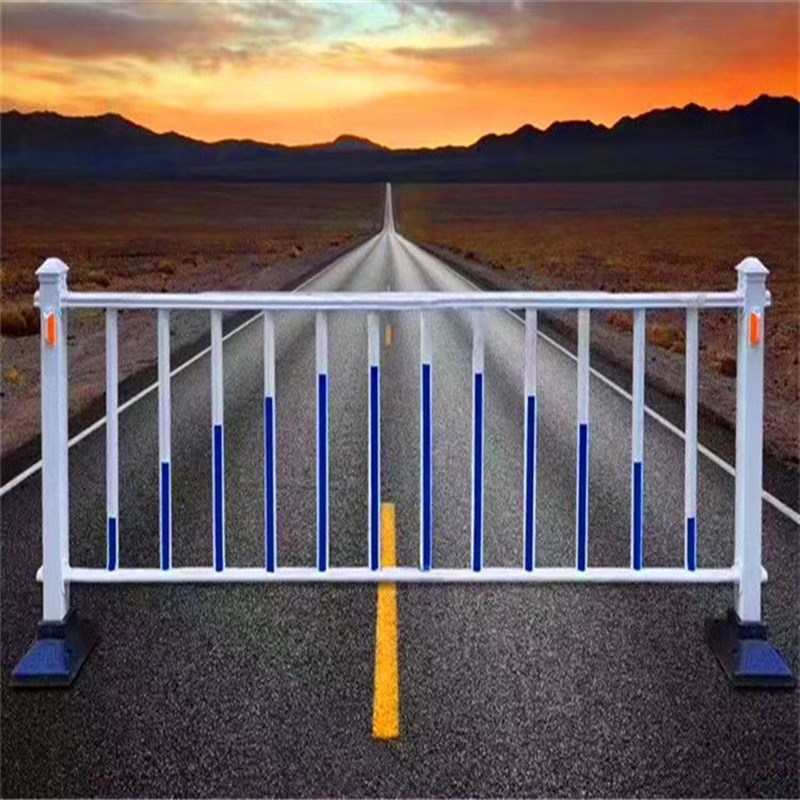 辽宁道路护栏隔离公路交通市政镀锌分离防护栏马路人行道防撞栅