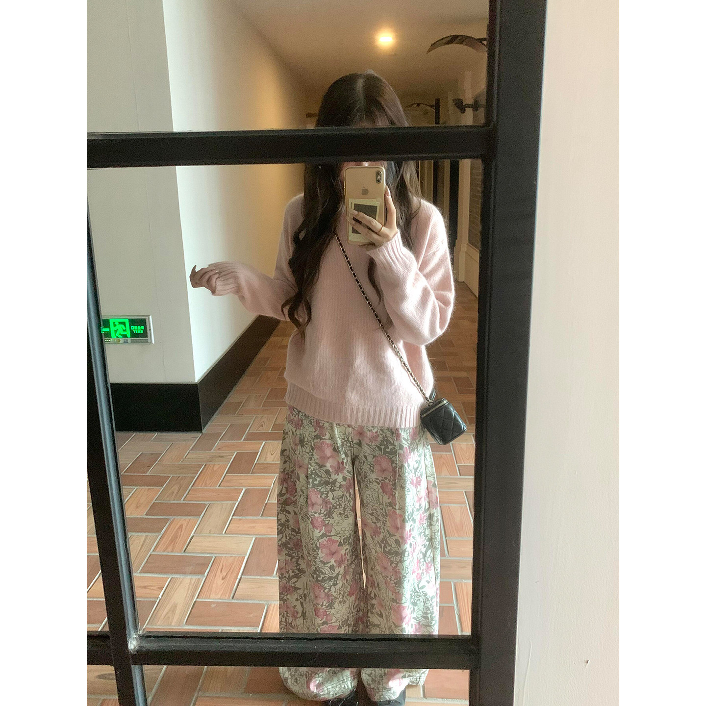 慵懒温柔风设计感粉色圆领套头长袖针织衫上衣搭配碎花阔腿长裤女