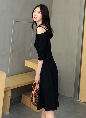 春夏2021新款黑色吊带复古露肩V领连衣裙 法式收腰显瘦气质打底裙