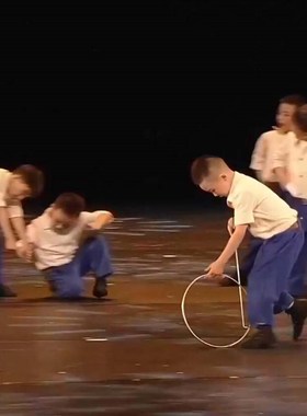 新小荷风采大院里的小男孩表演服物五四青年童装宝蓝色裤子演出服