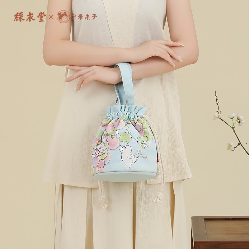 彩衣堂x夕米木子 国风可爱抽绳束口袋手提拎遛弯包水桶学生汉服女