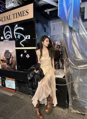 Xinlei Lin  流浪仙卡其色黑色双色飘逸感大摆量吊带连衣长裙