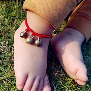 铜铃铛红绳宝宝学步防踢被响铃新生婴儿童脚链手链满月周岁礼物