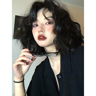 短的头发假发的妇女，全头假发，模拟天然羊毛卷曲短卷曲的头发，
