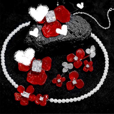 何家红色小苍兰耳环女2024年新款潮中国红鸢尾耳钉高级感小众项链