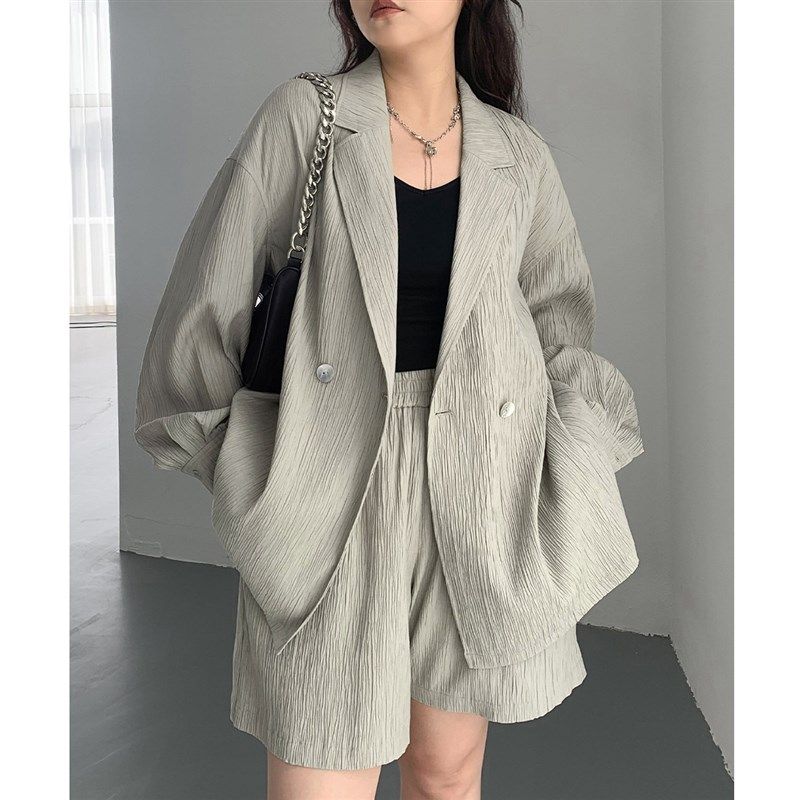 CV大码女装 休闲宽松肌理感薄款贝壳扣西装外套短裤两件套2024夏