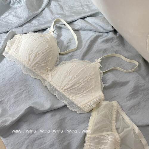 美梦回溯~法式蕾丝纯欲内衣小胸聚拢薄款甜美少女无钢圈内衣套装