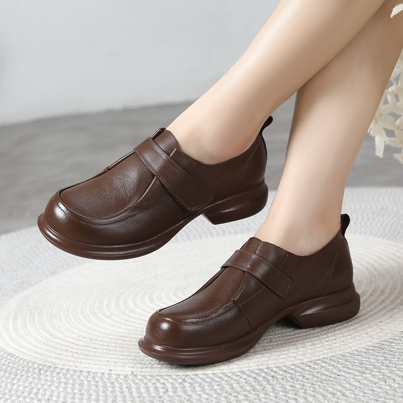 大码女鞋41一43春秋款脚宽胖外穿超软新款真皮防滑中老年妈妈单鞋
