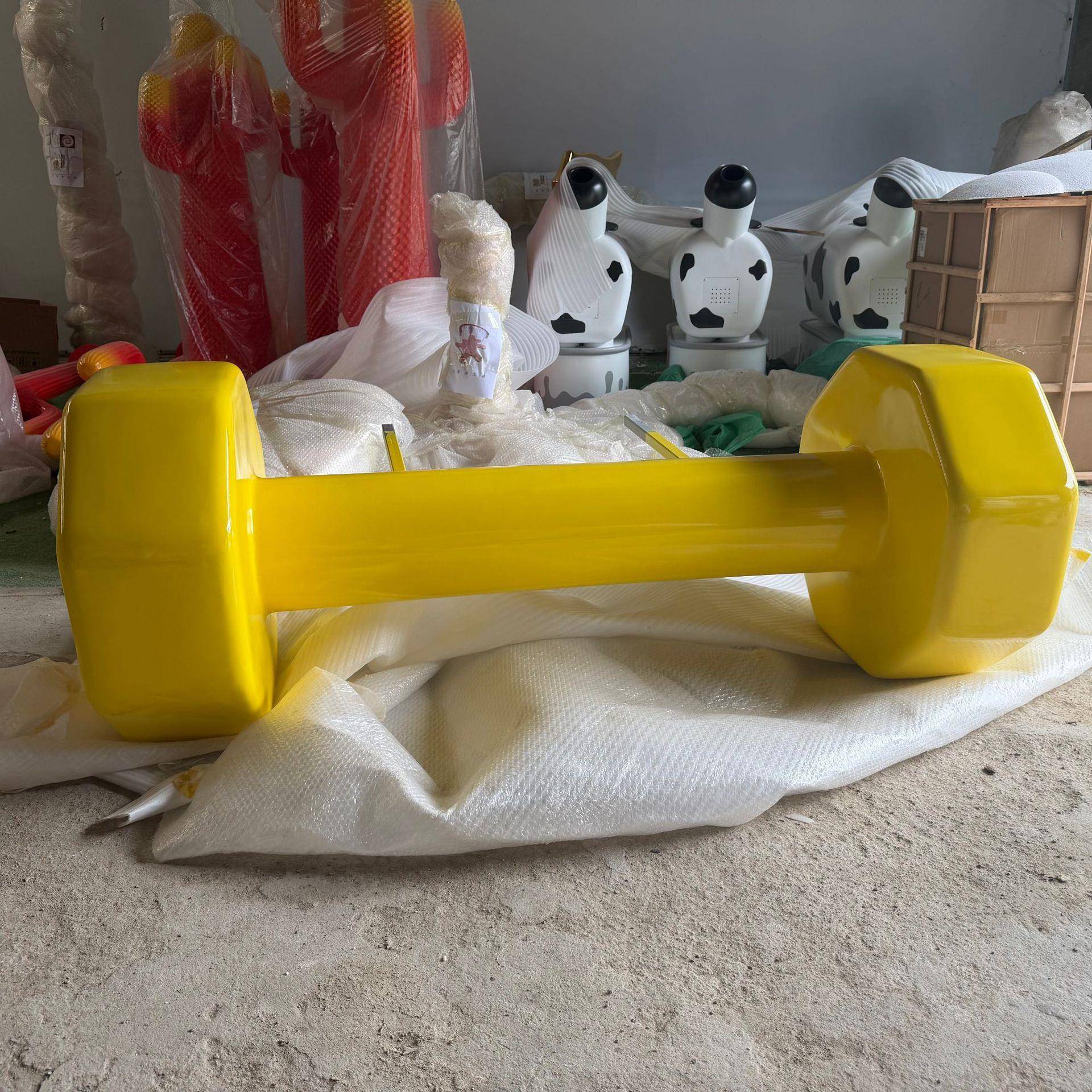 玻璃钢仿真巨型哑铃雕塑创意体育馆健身馆门头落地大型仿真装饰品