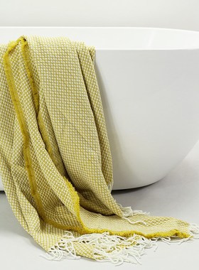 浴缸上的围巾摆件样板房卫生间落地花瓷砖展厅布置装饰洗手间摆设