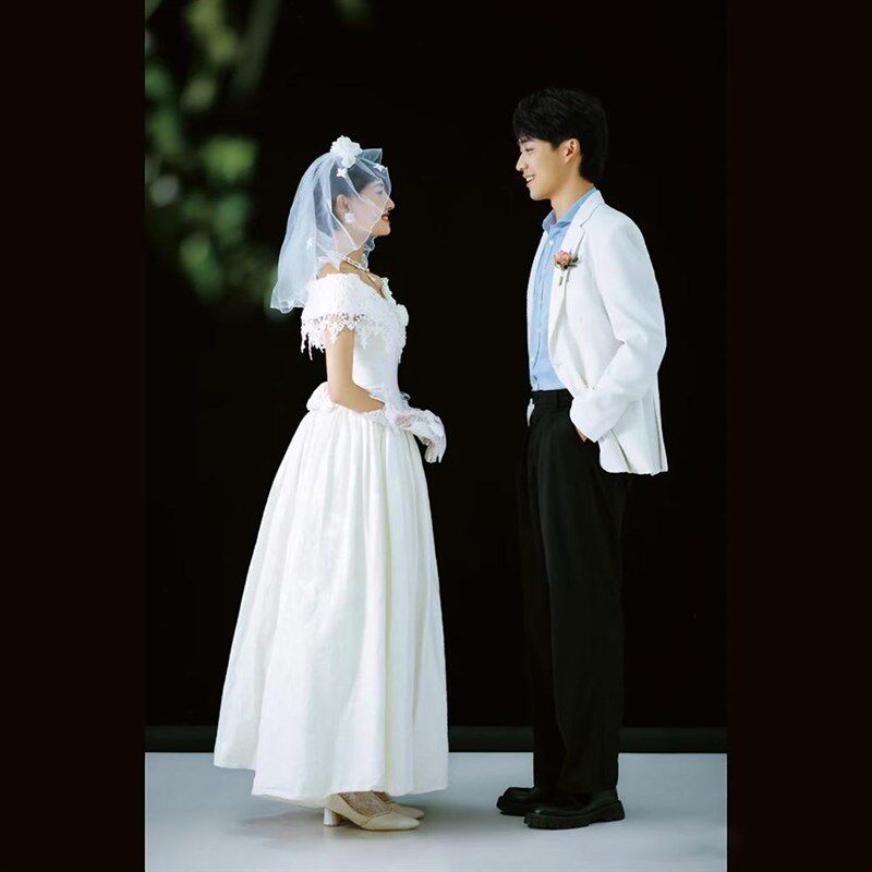 法式复古缎面轻婚纱新娘2024新款出门纱蓬蓬裙一字肩礼服小个子