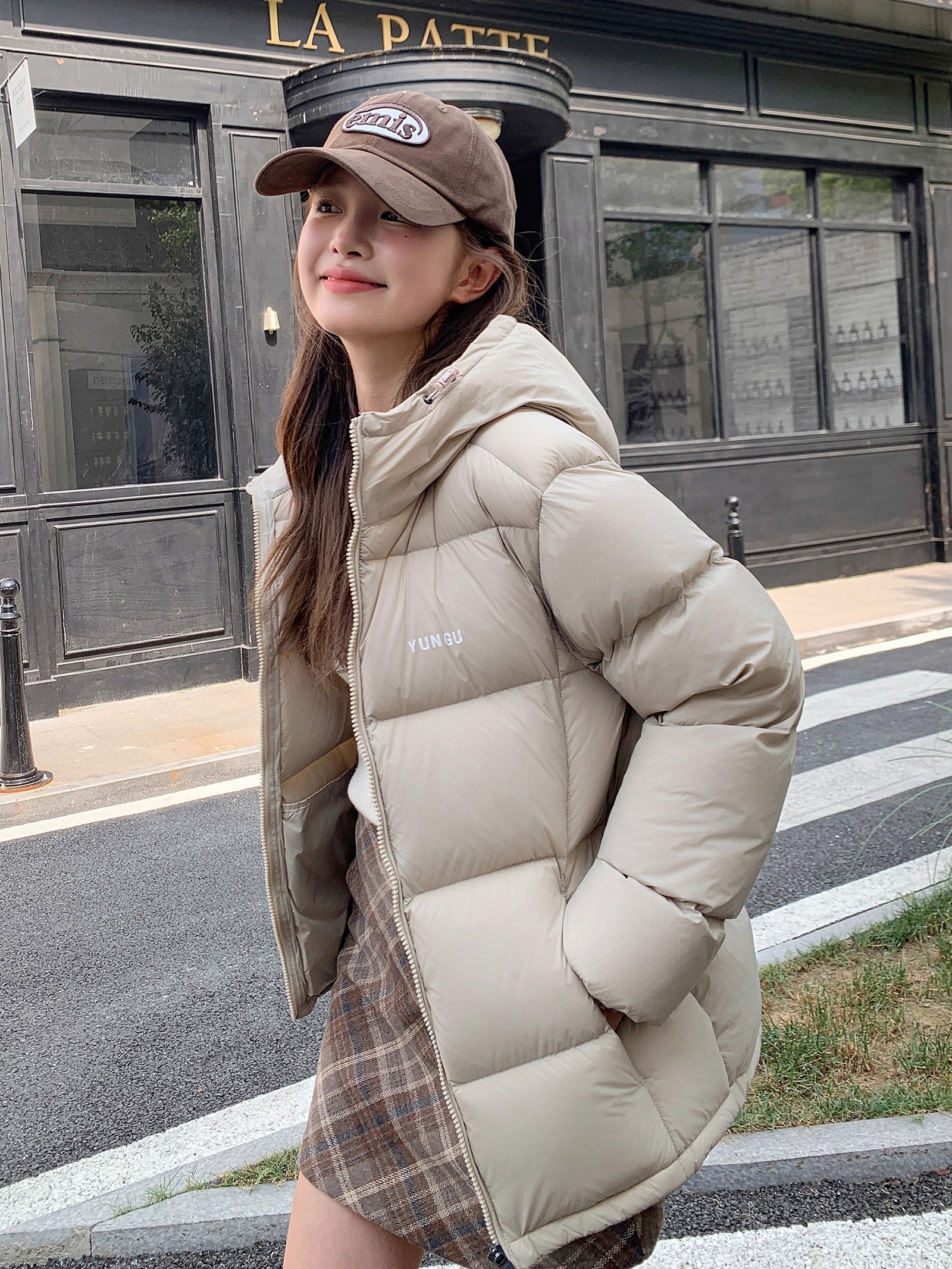 芸古冬季宽松面包服轻型情侣款加厚短款羽绒服女时尚简约保暖外套