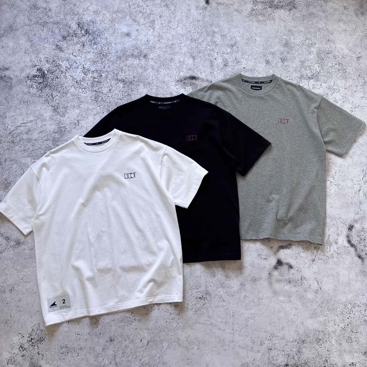 小鲸鱼25SS日系复古简约DCDT刺绣字母Descendant圆领纯棉短袖T恤