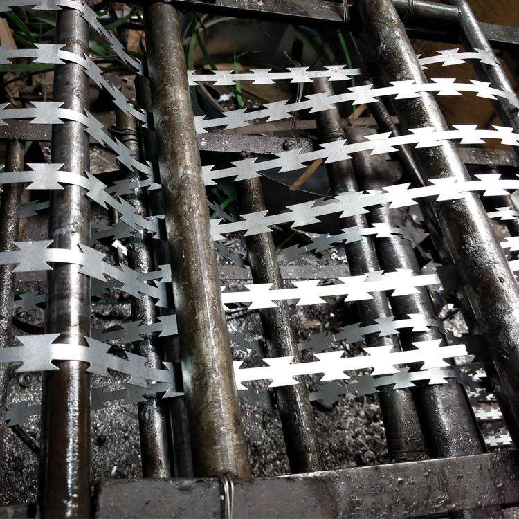 镀锌刺带铁刺绳铁丝 蒺藜监狱机场围栏绳防FJE盗防爬刺丝网刀片