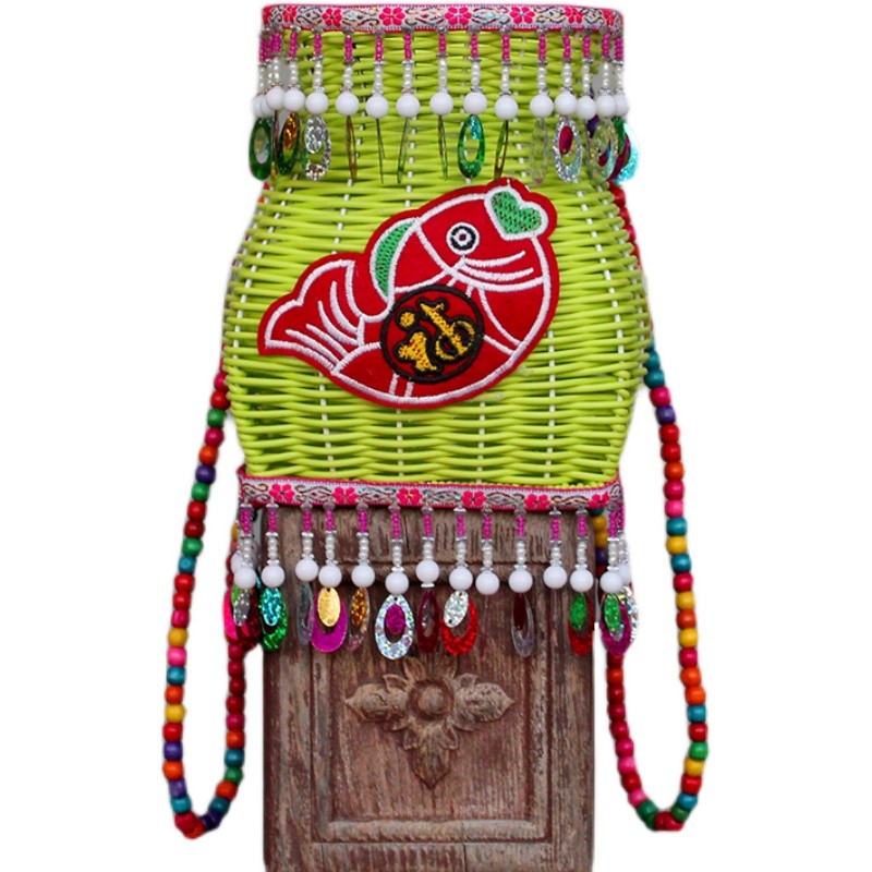 新款珠帘小背篓庙会景区热竹编藤编鱼篓儿童背篓彩色背兜风铃道具