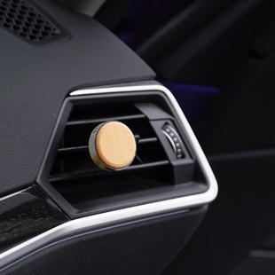 创意高档车载香熏车内空调出风口夹片车用固体香氛汽车持久淡香