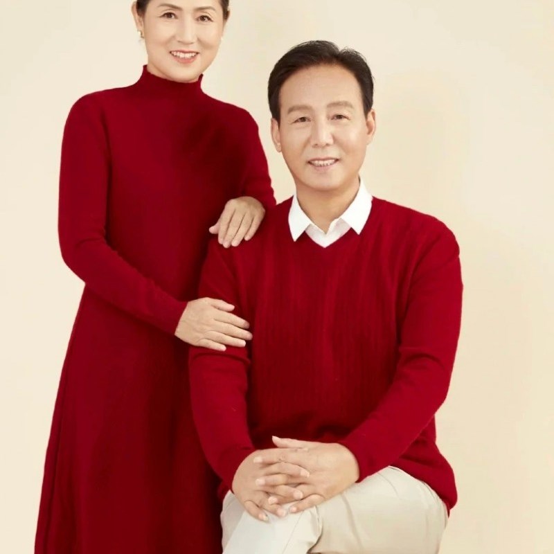 2023新款影楼亲子装全家福主题摄影服装家庭装一家六口拍照红毛衣