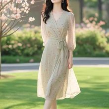 桔梗法式钓系约会浅绿色碎花v领收腰显瘦雪纺连衣裙子女夏季长裙