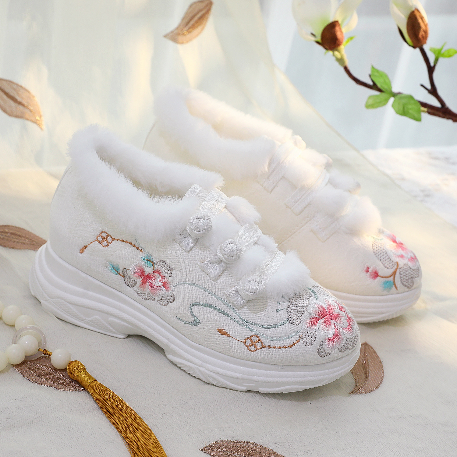 云梦集毛口花圃  冬季新品民族风绣花鞋软底舒适保暖古风运动小白
