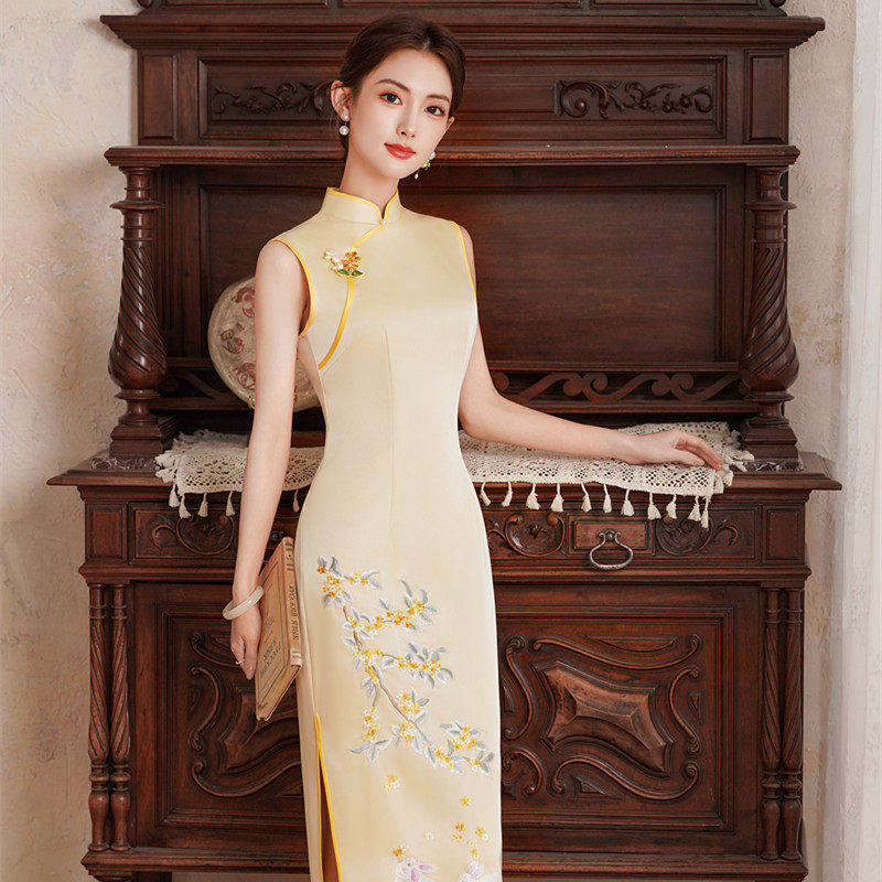 织造局新中式淡黄色刺绣旗袍女端庄长款高级感优雅立领国风礼服高