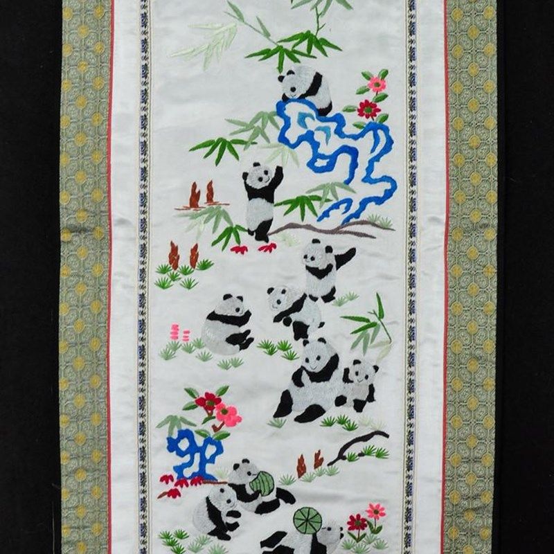 出国礼品手工绣品老绣片京绣真丝手工刺绣装饰画熊猫壁画衣料包
